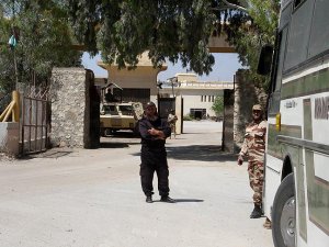 Refah Sınır Kapısı 'geçici' olarak açıldı