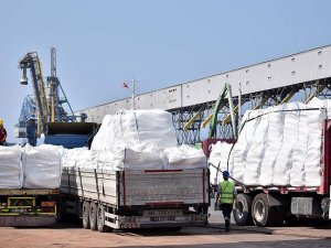 Gazze'ye gidecek yardım malzemeleri yüklenmeye başlandı