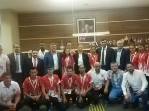 Şampiyonlar Özdemir’i ziyaret etti