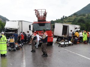 TIR ile kamyon çarpıştı: 1 ölü, 2 yaralı