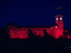 Slovenya'daki Ljubljana Kalesi kırmızı beyaza büründü