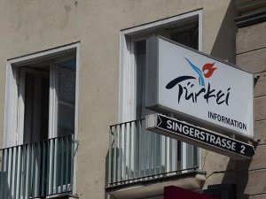Avusturya'da PKK'lılar turizm ofisini bastı
