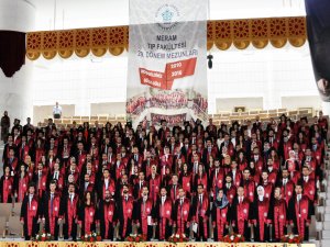 NEÜ Meram Tıp Fakültesi öğrencilerinin mezuniyet sevinci