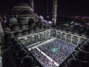 Çamlıca Camisi'nde ilk teravih namazı kılındı