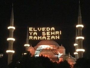 Sultanahmet Camii’ne Türk bayrağı yansıtıldı
