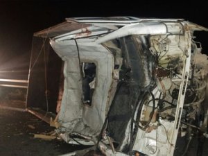 Devrilen kamyonete otobüs çarptı: 1'i ağır, 4 yaralı