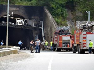 Bolu'da bariyere çarpan tır yandı: 5 ölü, 2 yaralı