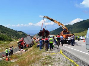 Tır ile otomobil çarpıştı: 5 ölü, 1 yaralı