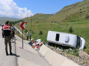 Erzurum'da minibüs şarampole devrildi: 17 yaralı