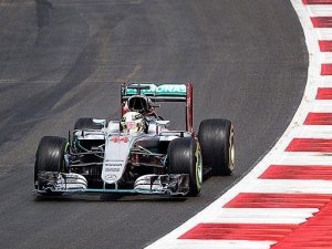 Hamilton son turda kazandı