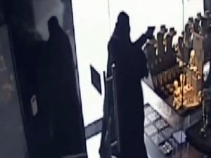 Terör olaylarını fırsat bilerek soygun yapan şahıslar güvenlik kamerasında