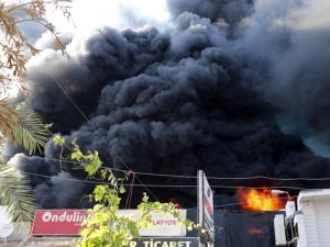 Antalya’da korkutan yangın! 10 işyeri kül oldu