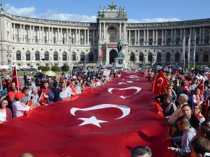 Avusturya'da 'teröre tepki' yürüyüşü