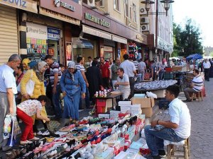 Terör mağduru Sur esnafının bayram hareketliliği