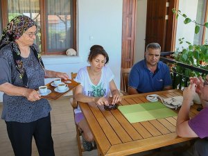 Evinde ağırladığı misafirle turizme hizmet veriyor