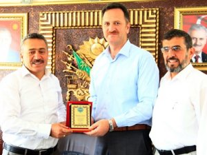 Müftü Demirel'den Başkan Tutal'a plaket