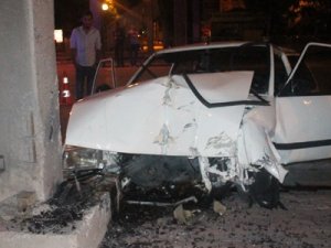Otomobil beton direğe çarptı: 1'i ağır, 4 yaralı
