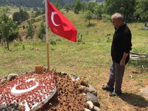 Şehit Kalmış'ın babası kızının mezarını ziyaret etti