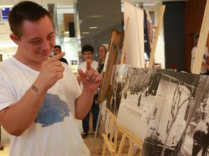 'Gülümsemeyi fotoğraf çekerek öğrendim'