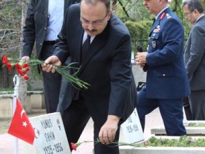 Vali Yakup Canbolat şehitliği ziyaret etti