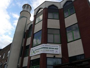 Londra'da camiye çürümüş domuz eti atıldı!