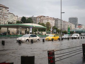 İstanbul'da sağanak hayatı olumsuz etkiledi