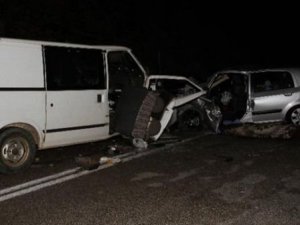 Seydikemer'de minibüs ile otomobil kafa kafaya çarpıştı: 2 ölü, 5 yaralı
