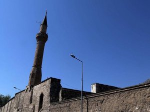 800 yıllık cami tarihe meydan okuyor