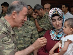 Orgeneral Akar bayramın ilk gününü Mehmetçik ile geçirdi