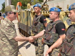 Orgeneral Akar Diyarbakır’da askerlerle bayramlaştı