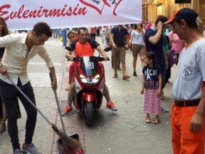 Sokak ortasında konfetili evlilik teklifine temizlik cezası
