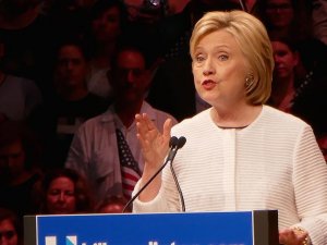 Clinton'dan Trump'ın iş hayatına eleştiri