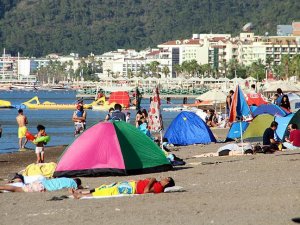 Otellerde yer kalmayınca turistler plajlara yöneldi