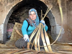 Ekmek paralarını "hasır"dan kazanıyorlar