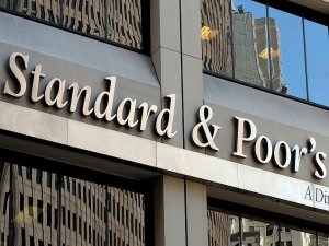 S&P İngiliz bankalarının notunu kırdı