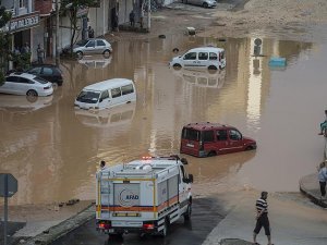Sağanak ve sel üç şehri vurdu