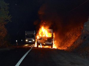 Tunceli'de teröristler yol kesip araç yaktı