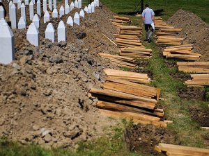 Srebrenitsa kurbanlarının mezarları hazır