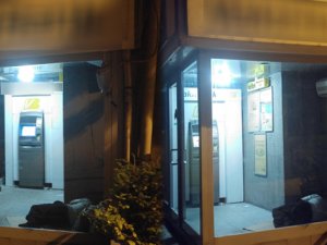 Sıcaklardan bunaldı, klimalı ATM'de uyuyakaldı