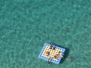 Çeşme'de duba üzerinde uyuyan 2 kişi denizde kayboldu