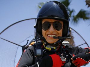 Kadın paramotor pilotundan gökyüzüne davet