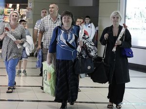 Rus turist kafilesini taşıyan ilk uçak Antalya'da
