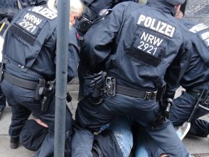 Berlin'de polisle göstericiler arasında arbede