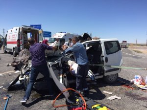 Hafif ticari araç TIR’a çarptı: 4 ölü
