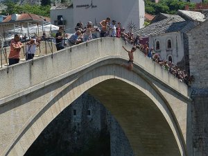 Mostar Köprüsü'nden 'sessizce' atladılar