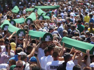 Srebrenitsa soykırımında hayatını kaybeden 127 kurban toprağa verildi