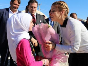 Suriyelilere sahip çıkan Gülben Ergen'e linç