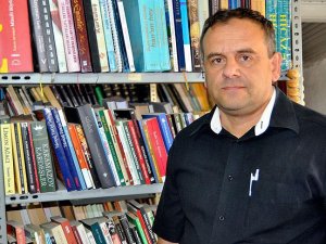 En büyük merakı kitap imzalatmak