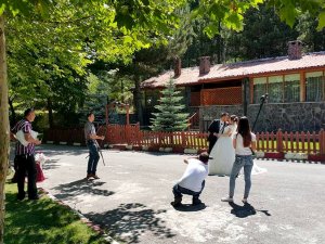 Seydişehir'deki kuğulu park doğal fotoğraf stüdyosu oldu