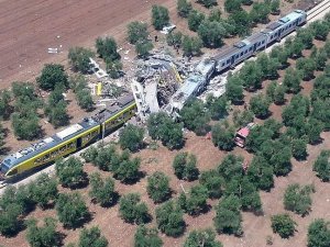 İtalya’da iki tren çarpıştı: 20 ölü